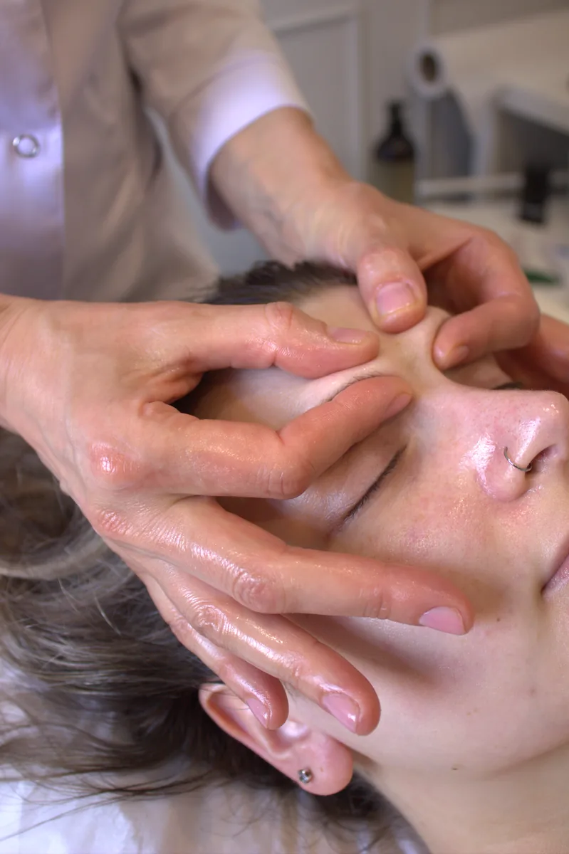 Sculptural face lifting massage
